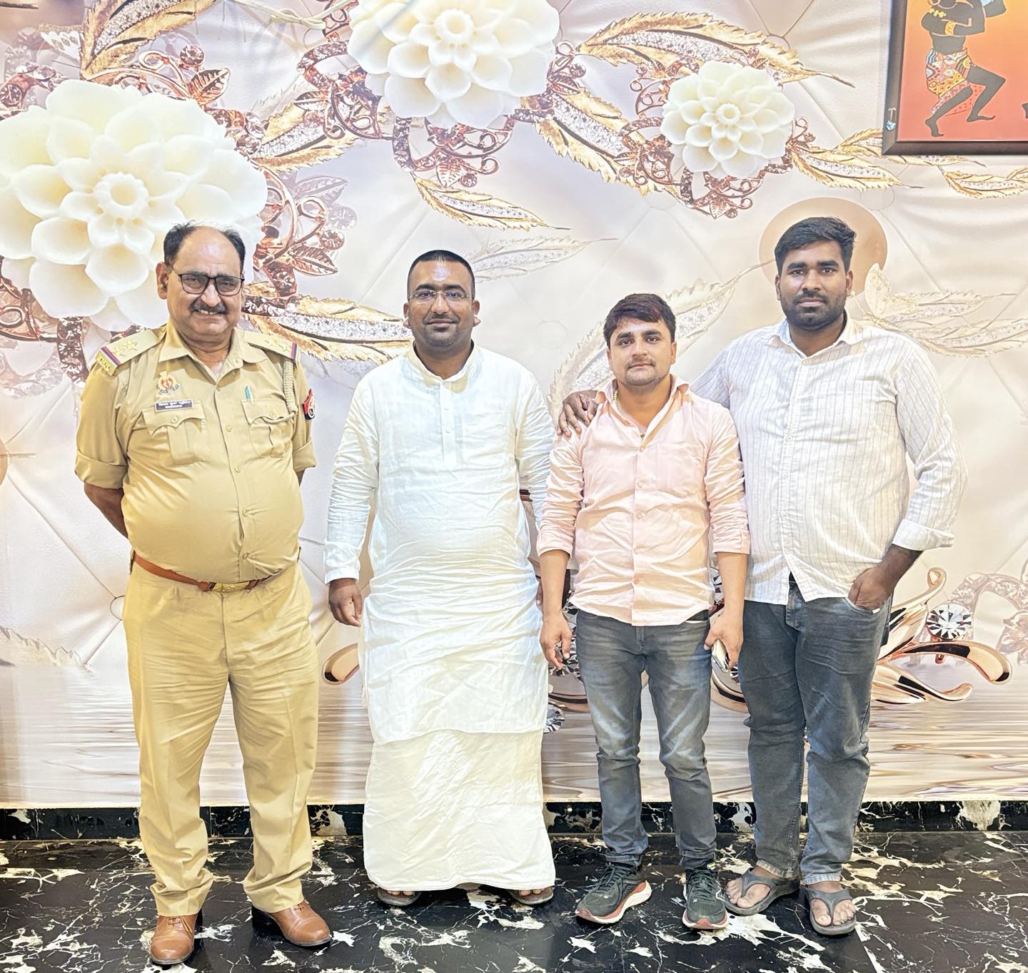युवा ग्राम प्रधान, सब इंस्पेक्टर और योगी सोमनाथ की सामूहिक तस्वीर